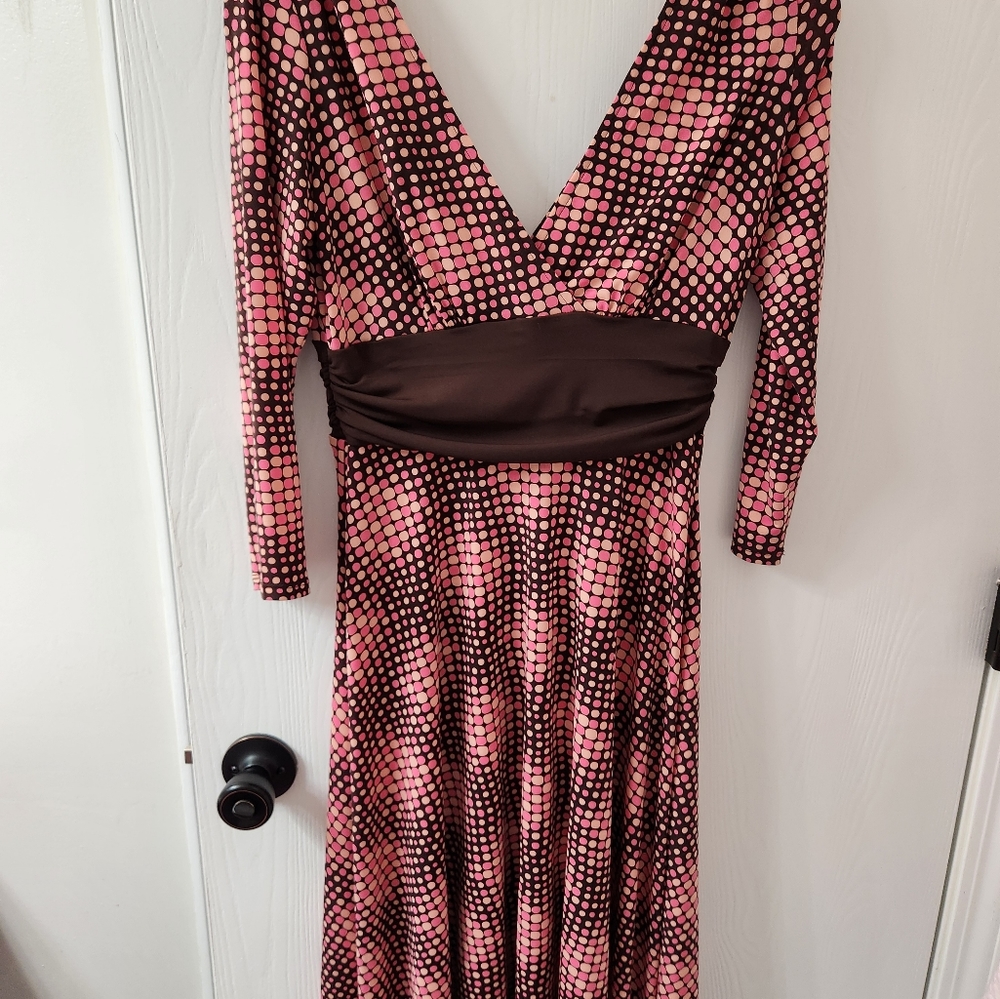 Women's Maggie L Brand, Size 6, 3/4 length sleeves. Deep front and back V style.